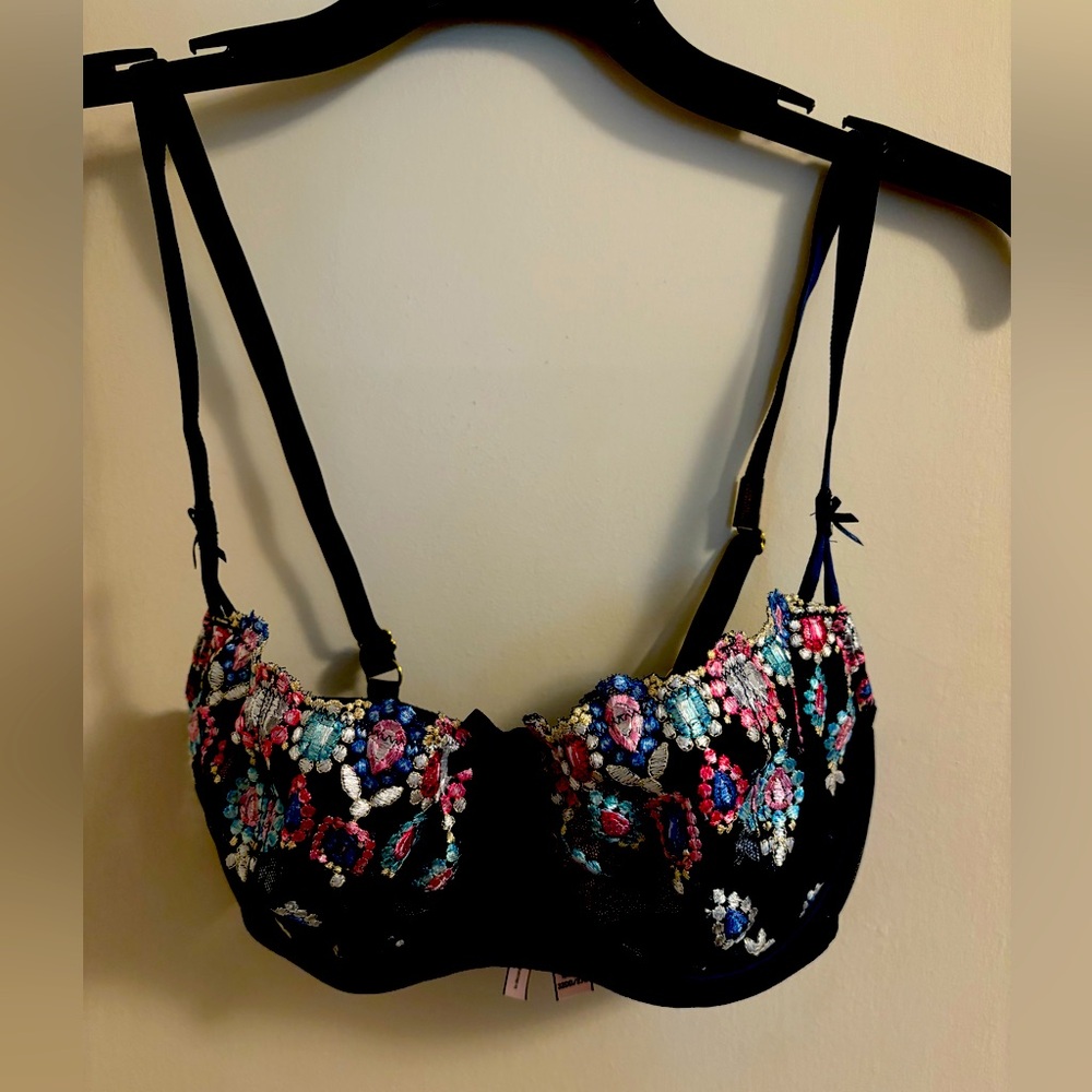 NWT VS Embroided Mesh Balconette Bra